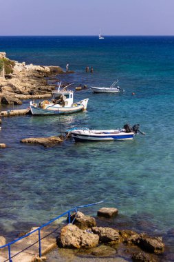 Rodos, Yunanistan - 06 / 07 / 2018: Akdeniz 'de yatları olan koy.