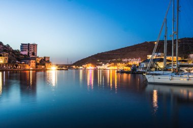 Kırım, Sivastopol, Balaklava Bölgesi - 03 / 05 / 2017: sisli bir sabah körfezdeki evlerin manzarası.