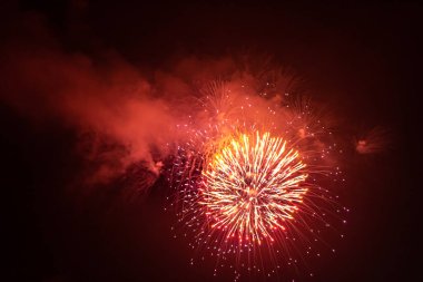 Geceleri gökyüzünde havai fişeklerin yakın plan fotoğrafı. Tatil için havai fişekler. Arkaplan.