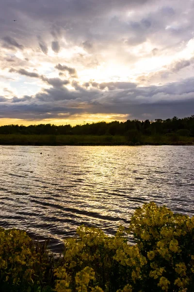 湖面上的黄橙色落日 前面是强奸 黎明时分是晴天 — 图库照片