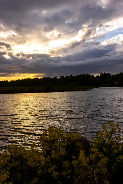 湖面上的黄橙色落日 前面是强奸 黎明时分是晴天 — 图库照片