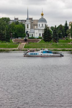 Rusya Tver bölgesi Tver şehri. Şehirde bulutlu bir hava var. Volga Nehri 'ndeki Yat.