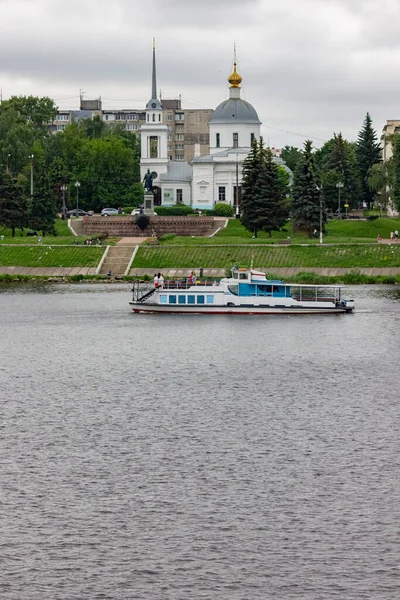 Rosja Region Tver Miasto Tver Chmurna Pogoda Mieście Jacht Rzece — Zdjęcie stockowe