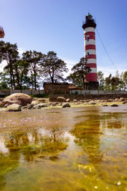 St. Petersburg, Kronshtat. Baharda Finlandiya Körfezi 'nde. Adadaki deniz feneri.