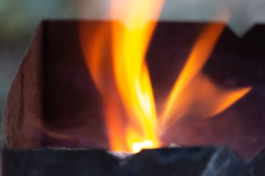 Arka plan yakın plan. Doğada şenlik ateşi. Ormanda yangın.