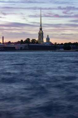 St. Petersburg, Neva Nehri kıyıdan Peter ve Paul Kalesi manzaralı. Petersburg 'da gün batımı.