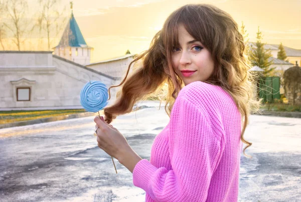 Una Chica Suéter Rosa Vaqueros Azules Con Merengues Las Manos —  Fotos de Stock