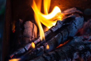 Arka plan yakın plan. Doğada şenlik ateşi. Ormanda yangın.