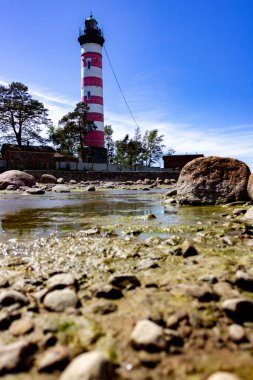 St. Petersburg, Kronshtat. Baharda Finlandiya Körfezi 'nde. Adadaki deniz feneri.