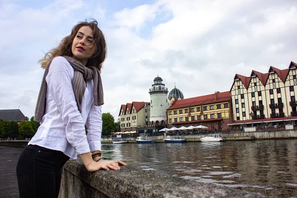 Rusia Región Kaliningrado Pueblo Pesquero Chica Turista Posando Sobre Fondo —  Fotos de Stock