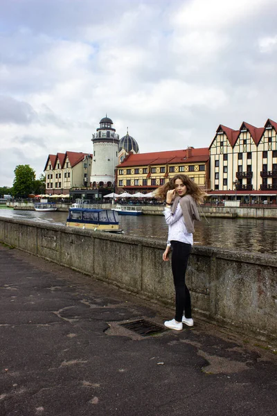 Rusland Kaliningrad Regionen Fiskerby Pige Turist Udgør Baggrund Andre Rejse - Stock-foto