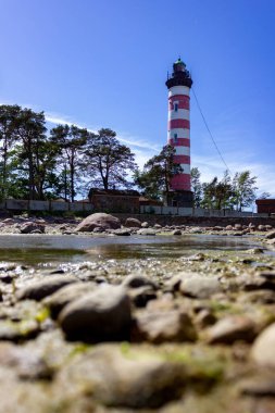 St. Petersburg, Kronshtat. Baharda Finlandiya Körfezi 'nde. Adadaki deniz feneri.