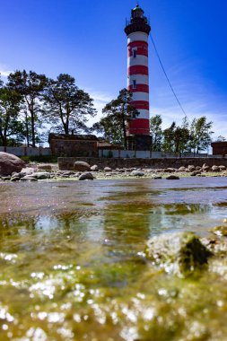 St. Petersburg, Kronshtat. Baharda Finlandiya Körfezi 'nde. Adadaki deniz feneri.