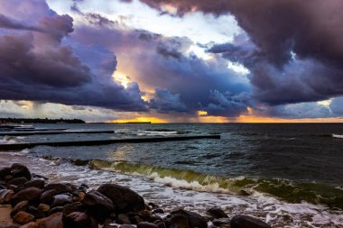 Rusya, Kalininingrad bölgesi, Baltık Denizi 'ndeki fırtınadan sonra gün batımı. Bulutlar ve deniz.