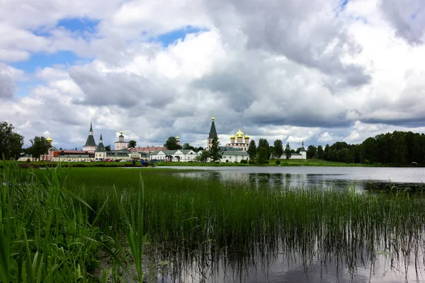 Rusland Valdai Meer Met Uitzicht Het Klooster Van Valdai Iversky — Stockfoto