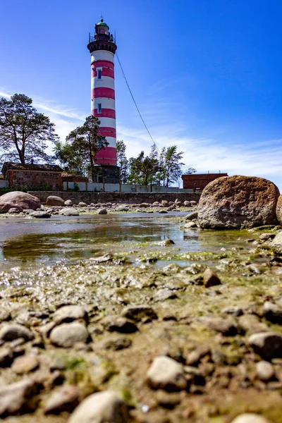 St. Petersburg, Kronshtat. Baharda Finlandiya Körfezi 'nde. Adadaki deniz feneri.