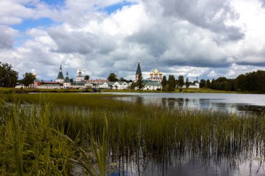 Rusya, Valdai. Valdai Iversky Manastırı manzaralı bir göl. Rusya kiliseleri ve katedralleri. Tanrı 'ya inan. Hacca..