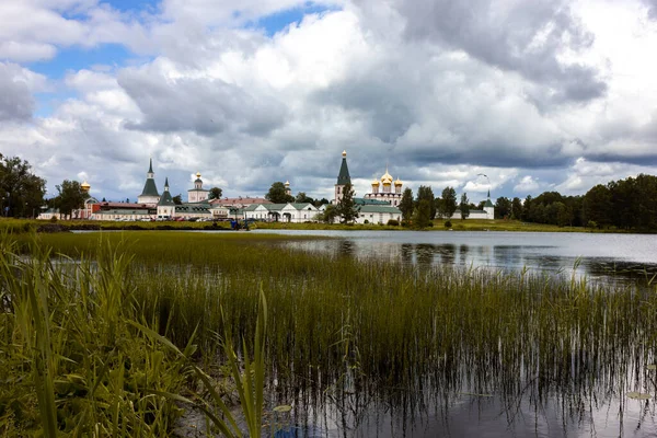 Rusland Valdai Lake Med Udsigt Valdai Iversky Klosteret Ruslands Kirker - Stock-foto