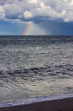 Rusya, Kalininingrad bölgesi, Baltık Denizi 'ndeki fırtınadan sonra gökkuşağı ve şimşek. Gök gürültüsü ve deniz