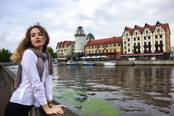 Rusia Región Kaliningrado Pueblo Pesquero Chica Turista Posando Sobre Fondo —  Fotos de Stock