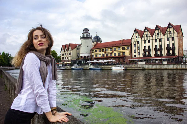 Rusia Región Kaliningrado Pueblo Pesquero Chica Turista Posando Sobre Fondo Imagen De Stock