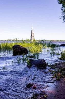 Çirkin rezervuar Kalyazin kasabası. Kaya kıyısı.