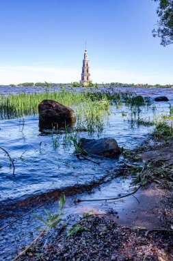 Çirkin rezervuar Kalyazin kasabası. Kaya kıyısı.