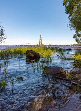 Çirkin rezervuar Kalyazin kasabası. Kaya kıyısı.