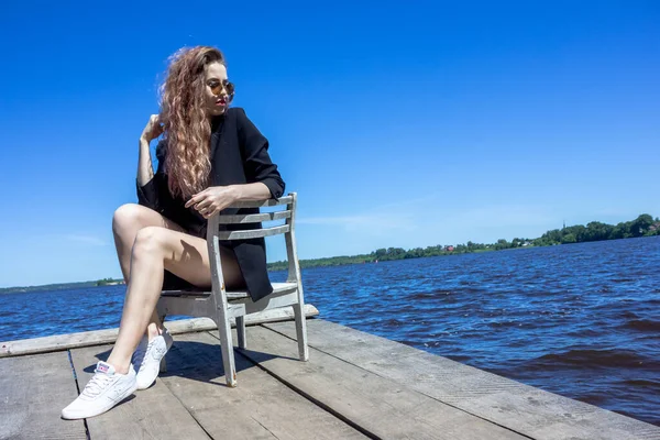 Una Niña Con Una Chaqueta Negra Sobre Fondo Del Embalse —  Fotos de Stock