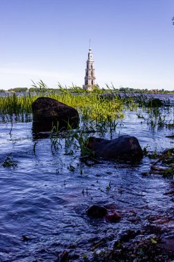 Çirkin rezervuar Kalyazin kasabası. Kaya kıyısı.