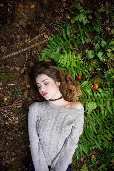 哥特式肖像那女孩躺在草地上 穿着蕨类和羊驼的女孩 — 图库照片