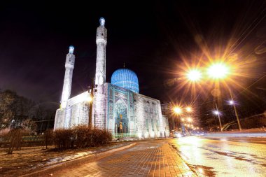 Kışın alacakaranlıkta minarelerin ve Katedral Camii 'nin kubbesinin görüntüsü. Rusya, St. Petersburg gece fotoğrafları..