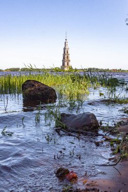Çirkin rezervuar Kalyazin kasabası. Kaya kıyısı.