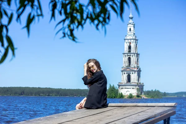 Uma Menina Casaco Preto Contra Fundo Reservatório Uglich Cidade Kalyazin — Fotografia de Stock