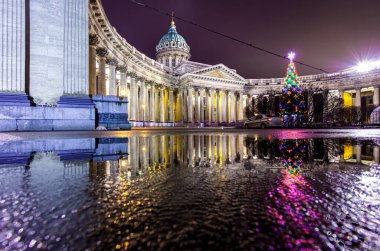 St. Petersburg 'da. Rusya müzeleri. Kazan Katedrali. Rusya kiliseleri. Nevsky kışın gelecek vaat ediyor. St. Petersburg 'un mimarisi. St. Petersburg 'un gece çekimi.