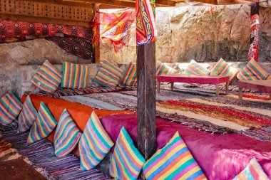 Mısır, Sina Yarımadası - 02 / 05 / 2015: İnsanlar plajda ve plaj kafesinde dinleniyor. Yerel halk