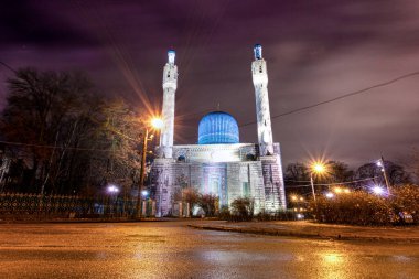 Kışın alacakaranlıkta minarelerin ve Katedral Camii 'nin kubbesinin görüntüsü. Rusya, St. Petersburg gece fotoğrafları..