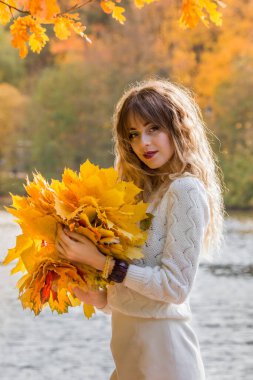 Sonbahar yapraklı güzel bir kız. Sonbaharın Ekim fotoğrafları.