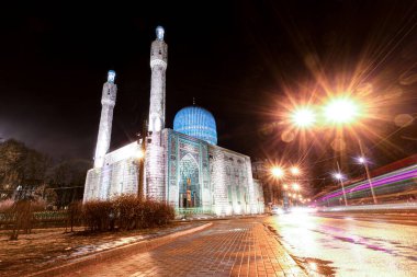 Kışın alacakaranlıkta minarelerin ve Katedral Camii 'nin kubbesinin görüntüsü. Rusya, St. Petersburg gece fotoğrafları..