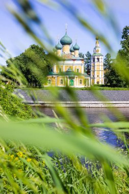 Rusya 'nın Uglic şehrinin altın halkası Uglich Kremlin' de yeşil kubbeli Sarı Şekil Değiştirme Katedrali