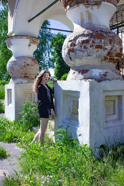 Chica Turista Junto Iglesia Natividad Juan Bautista Ciudad Uglich Región —  Fotos de Stock