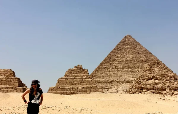 Egypte Giza Meisje Toerist Woestijn Van Het Oude Cairo Excursie — Stockfoto
