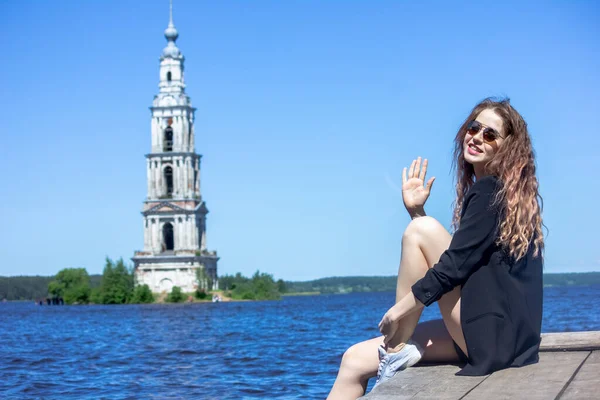 Dívka Černém Saku Pozadí Uglichovy Přehrady Kalyazin City Skalnaté Pobřeží — Stock fotografie