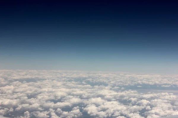 Vista Dalla Finestra Dell Aereo Cumulare Nuvole Cielo Blu — Foto Stock