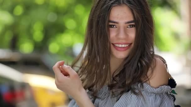 Mujer feliz con flores lila — Vídeo de stock