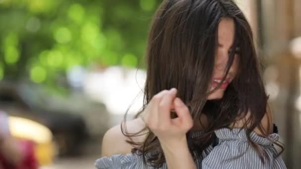 Красивая женщина с темными волосами крупным планом — стоковое видео
