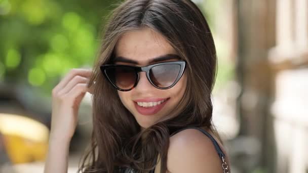 Güzel kadın güneş gözlüğü göz kırpıyor — Stok video