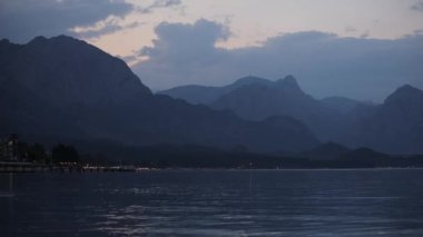 Kemer Plajı, dağlar akşamları manzara.