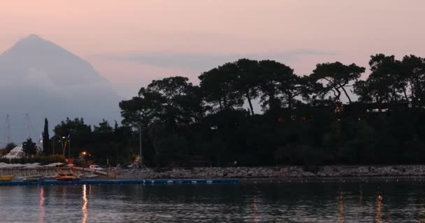 Calm Kemer beach at the evening, silhouette of turkish mountains — Stock Video