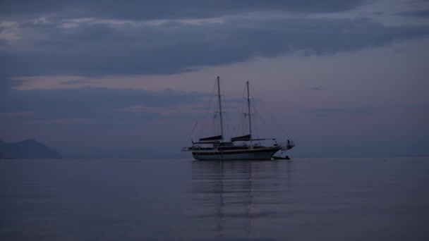 Tranquilo, yate navegando en el mar por la noche — Vídeo de stock